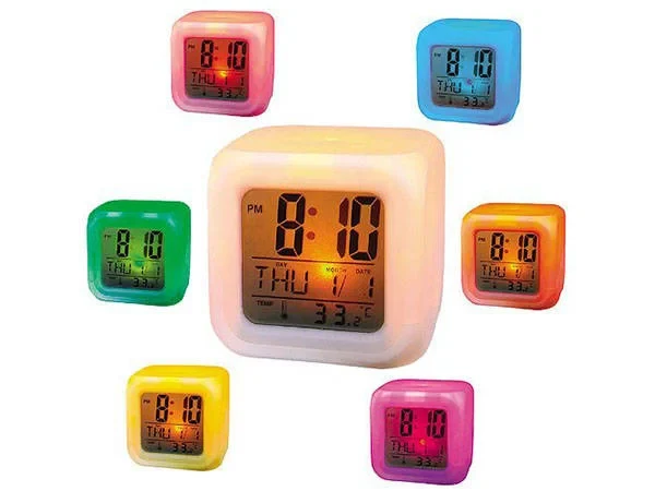 Retoo Digitaler LED Wecker mit 7-Farben-Lichtwechsel – LCD Alarmuhr mit Thermometer, Kalender, Datum & Schlummerfunktion